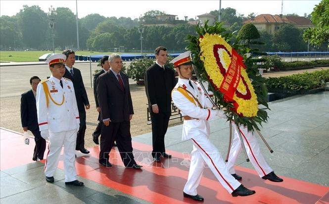 Trong ảnh: Trưởng Ban Đối ngoại Trung ương Đảng Lao động Brazil Valter Pomar vào Lăng viếng Chủ tịch Hồ Chí Minh ngày 18/9/2007, trong chuyến thăm, làm việc tại Việt Nam nhằm tăng cường hợp tác, trao đổi kinh nghiệm giữa Đảng Lao động Brazil và Đảng Cộng sản Việt Nam. Ảnh: Nguyễn Dân - TTXVN   