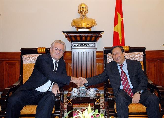 Trong ảnh: Phó Thủ tướng, Bộ trưởng Ngoại giao Phạm Gia Khiêm tiếp Thứ trưởng Bộ Ngoại giao Brazil Roberto Jaguaribe Gomes De Mattos sang thăm Việt Nam, ngày 24/11/2007, tại Hà Nội. Ảnh: Nhan Sáng – TTXVN