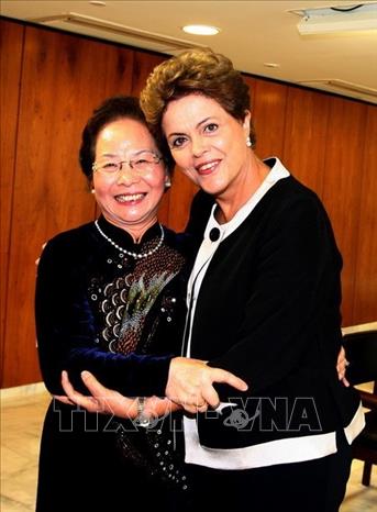 Trong ảnh: Phó Chủ tịch nước Nguyễn Thị Doan hội kiến Tổng thống Dilma Rousseff, ngày 15/5/2015, nhân dịp tham dự Hội nghị Thượng đỉnh Phụ nữ Toàn cầu lần thứ 25 tại Brazil. Ảnh: Thống Nhất – TTXVN