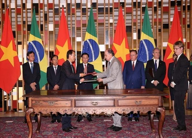 Trong ảnh: Phó Thủ tướng Vương Đình Huệ chứng kiến Lễ ký Hiệp định Vận chuyển hàng không giữa Chính phủ Việt Nam và Brazil, trong chuyến thăm chính thức Brazil từ ngày 2 - 3/7/2018 nhằm tiếp tục duy trì và thúc đẩy quan hệ đối tác toàn diện Việt Nam - Brazil ngày càng đi vào chiều sâu. Ảnh: Hoài Nam - TTXVN