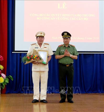 Trong ảnh: Thứ trưởng Nguyễn Văn Thành (bên phải) trao Quyết định của Bộ trưởng Bộ Công an bổ nhiệm Đại tá Trần Thắng Phúc giữ chức vụ Phó Cục trưởng Cục An ninh nội địa - Bộ Công an. Ảnh: Dương Chí Tưởng - TTXVN
