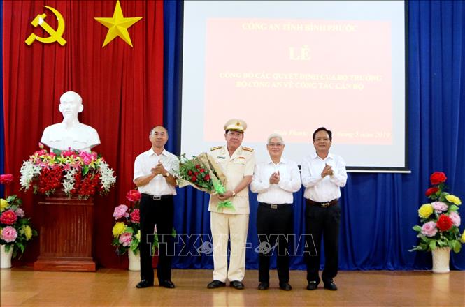 Trong ảnh: Lãnh đạo tỉnh Bình Phước tặng hoa chúc mừng đồng chí Trần Thắng Phúc giữ chức vụ Phó Cục trưởng Cục An ninh nội địa - Bộ Công an. Ảnh: Dương Chí Tưởng - TTXVN