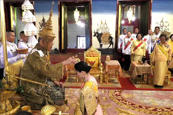 Trong ảnh: Nhà vua Thái Lan Maha Vajiralongkorn - Rama X (trái) và Hoàng hậu Suthida (giữa) thực hiện một nghi thức trong Lễ Đăng quang ở thủ đô Bangkok ngày 4/5/2019. Ảnh: AFP/TTXVN