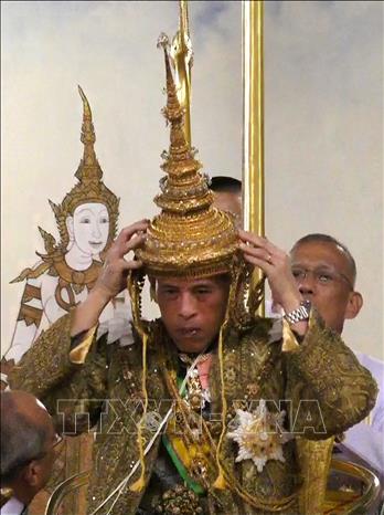 Trong ảnh: Nhà vua Thái Lan Maha Vajiralongkorn - Rama X trong Lễ Đăng quang ở thủ đô Bangkok ngày 4/5/2019. Ảnh: AFP/TTXVN