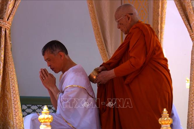 Trong ảnh: Nhà vua Thái Lan Maha Vajiralongkorn - Rama X (trái) thực hiện nghi thức tắm thanh tẩy trong lễ Đăng quang ở thủ đô Bangkok ngày 4/5/2019. Ảnh: AFP/TTXVN
