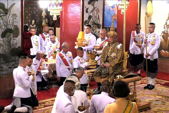 Trong ảnh: Nhà vua Thái Lan Maha Vajiralongkorn - Rama X mặc vương phục và đội vương miện trong Lễ Đăng quang ở thủ đô Bangkok ngày 4/5/2019. Ảnh: AFP/TTXVN