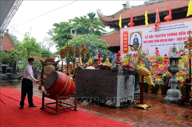 Trong ảnh: Bí thư Huyện ủy Cẩm Giàng Trần Văn Hảo đánh trống khai hội. Ảnh: Mạnh Tú - TTXVN