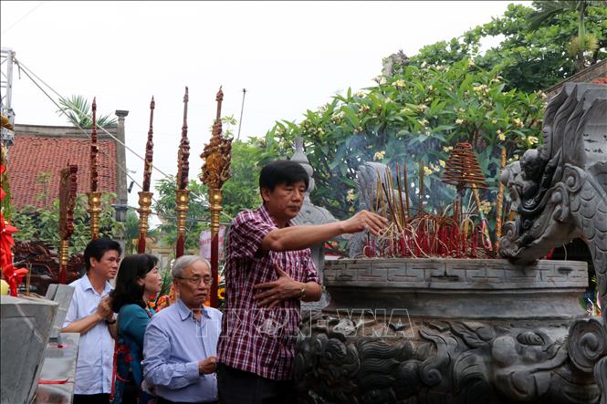 Trong ảnh: Các đại biểu dâng hương tưởng niệm Đại danh y – Thiền sư Tuệ Tĩnh. Ảnh: Mạnh Tú - TTXVN