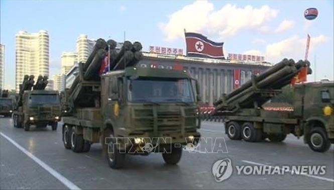 Trong ảnh: (tư liệu)  Giàn phóng rocket cỡ nòng  300 mm mới của Triều Tiên. Ảnh: YONHAP/TTXVN