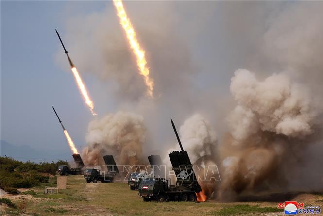 Trong ảnh: Triều Tiên tiến hành thử vũ khí dẫn đường chiến thuật mới và nhiều giàn phóng rocket mới ngày 4/5. Ảnh: YONHAP/TTXVN