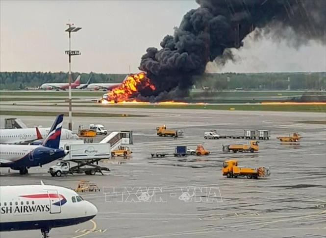 Trong ảnh: Hiện trường vụ cháy máy bay chở khách tại sân bay Sheremetyevo ở Khimki ngày 5/5/2019. Ảnh: AP/TTXVN