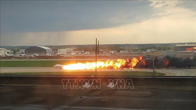 Trong ảnh: Máy bay chở khách bốc cháy dữ dội tại sân bay Sheremetyevo ở Khimki, Nga ngày 5/5/2019. Ảnh: THX/TTXVN