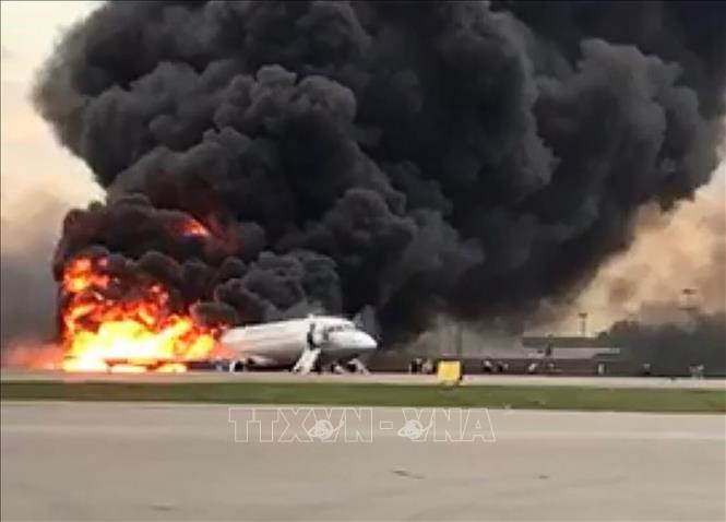 Trong ảnh: Máy bay chở khách bốc cháy dữ dội tại sân bay Sheremetyevo ở Khimki, Nga ngày 5/5/2019. Ảnh: AFP/TTXVN