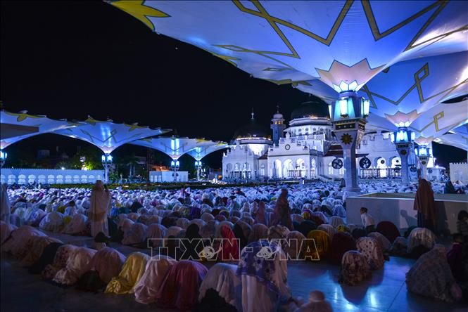 Trong ảnh: Các tín đồ Hồi giáo cầu nguyện trong đêm đầu tiên của tháng lễ Ramadan tại đền thờ Baiturrahman ở Banda Aceh, tỉnh Aceh, Indonesia ngày 5/5/2019. Ảnh: AFP/ TTXVN