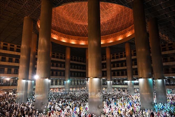 Trong ảnh: Các tín đồ Hồi giáo cầu nguyện trong đêm đầu tiên của tháng lễ Ramadan tại đền thờ Istiqlal ở Jakarta, Indonesia ngày 5/5/2019. Ảnh: AFP/ TTXVN