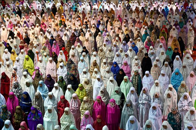 Trong ảnh: Các tín đồ Hồi giáo cầu nguyện trong đêm đầu tiên của tháng lễ Ramadan tại đền thờ Istiqlal ở Jakarta, Indonesia ngày 5/5/2019. Ảnh: AFP/ TTXVN