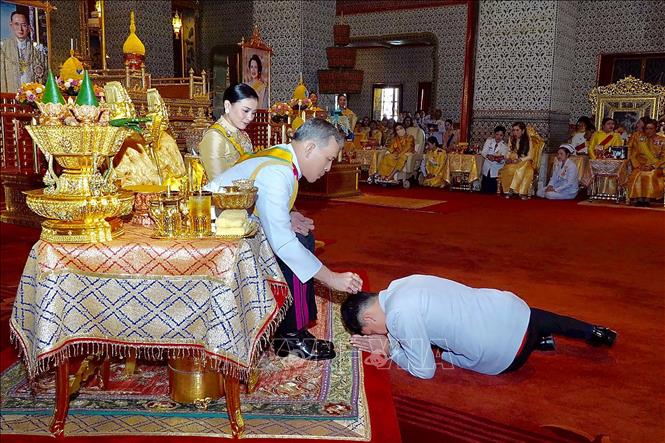 Trong ảnh: Nhà vua Thái Lan Maha Vajiralongkorn Rama X (giữa) phong tước hiệu cho Hoàng tử Dipangkorn Rasmijoti (phải) tại cung điện Grand Palace ở Bangkok ngày 5/5/2019. Ảnh: AFP/TTXVN