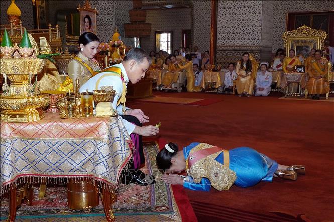 Trong ảnh: Nhà vua Thái Lan Maha Vajiralongkorn Rama X (giữa) phong tước hiệu cho Công chúa Bajrakitiyabha Manidol (phải) tại cung điện Grand Palace ở Bangkok ngày 5/5/2019. Ảnh: AFP/TTXVN