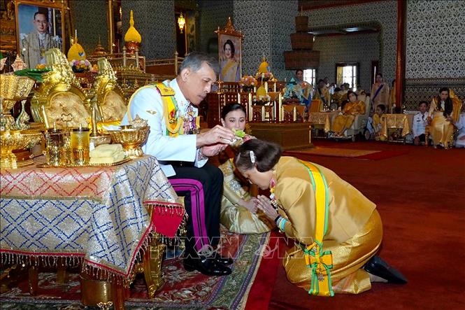 Trong ảnh: Nhà vua Thái Lan Maha Vajiralongkorn Rama X (giữa) phong tước hiệu cho Công chúa Sirindhorn (phải) tại cung điện Grand Palace ở Bangkok ngày 5/5/2019. Ảnh: AFP/TTXVN