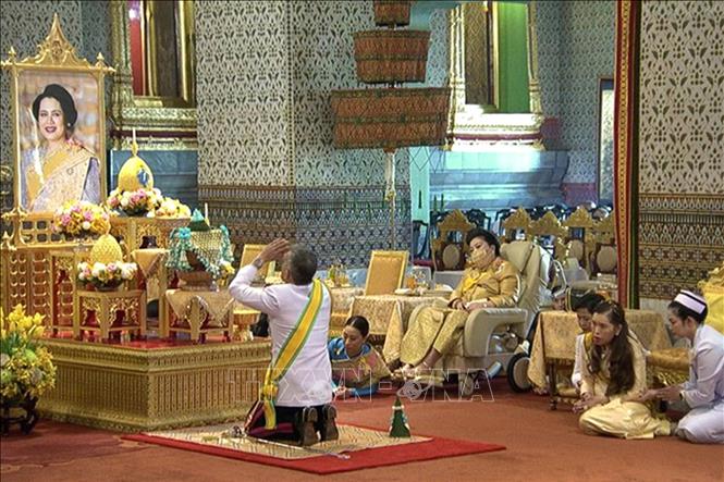Trong ảnh: Nhà vua Thái Lan Maha Vajiralongkorn Rama X quỳ lạy trước di ảnh Mẫu hậu Sirikit tại cung điện Grand Palace ở Bangkok ngày 5/5/2019. Nhà vua Maha Vajiralongkorn phong tước Hoàng Thái hậu cho Mẫu hậu Sirikit . Ảnh: AFP/TTXVN