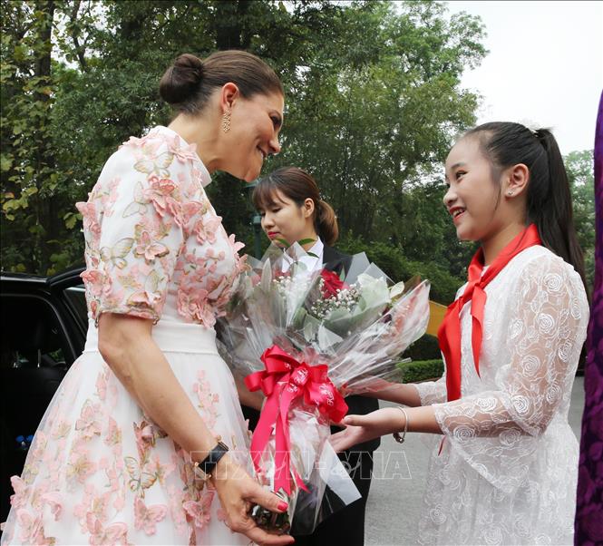 Trong ảnh: Thiếu nhi Hà Nội tặng hoa, chào mừng Công chúa kế vị Thụy Điển Victoria Ingrid Alice Desiree. Ảnh: Lâm Khánh – TTXVN