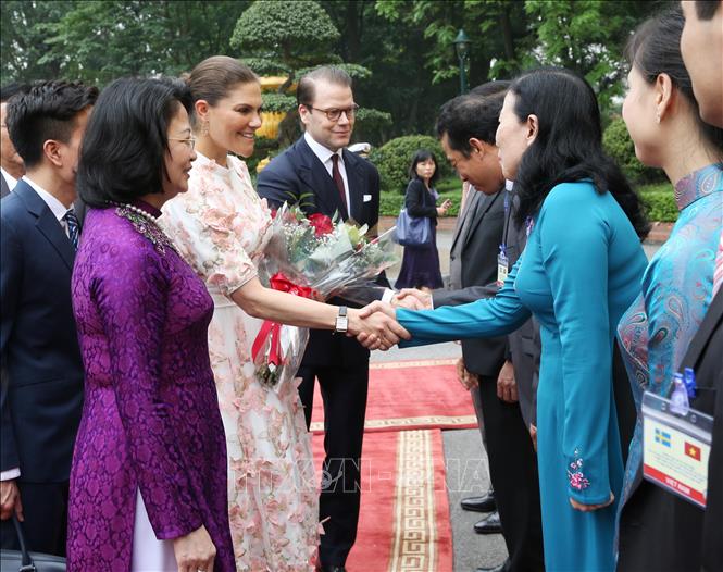Trong ảnh: Phó Chủ tịch nước Đặng Thị Ngọc Thịnh giới thiệu các đại biểu Việt Nam với Công chúa kế vị Thụy Điển Victoria Ingrid Alice Desiree. Ảnh: Lâm Khánh – TTXVN