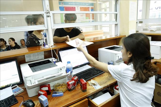 Trong ảnh: Sau 1 tuần tăng giá dịch vụ y tế, 20% số bệnh nhân không có thẻ Bào hiểm y tế đến khám chữa bệnh tại bệnh viện Đa khoa Xanh Pôn (bệnh viện hạng 1 của thành phố) đã phải thanh toán toàn bộ chi phí khám chữa bệnh theo mức giá mới, tác động không nhỏ tới đời sống nguời bệnh. Ảnh: Dương Ngọc – TTXVN