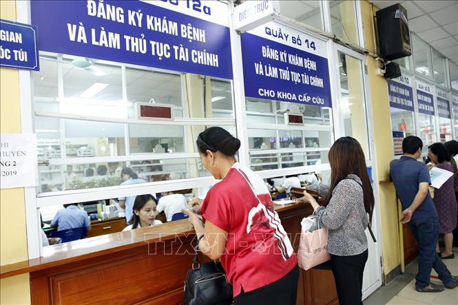Trong ảnh: Sau 1 tuần tăng giá dịch vụ y tế, 20% số bênh nhân không có thẻ Bào hiểm y tế đến khám chữa bệnh tại bệnh viện Đa khoa Xanh Pôn (bệnh viện hạng 1 của thành phố) đã phải thanh toán toàn bộ chi phí khám chữa bệnh theo mức giá mới, tác động không nhỏ tới đời sống nguời bệnh. Ảnh: Dương Ngọc – TTXVN