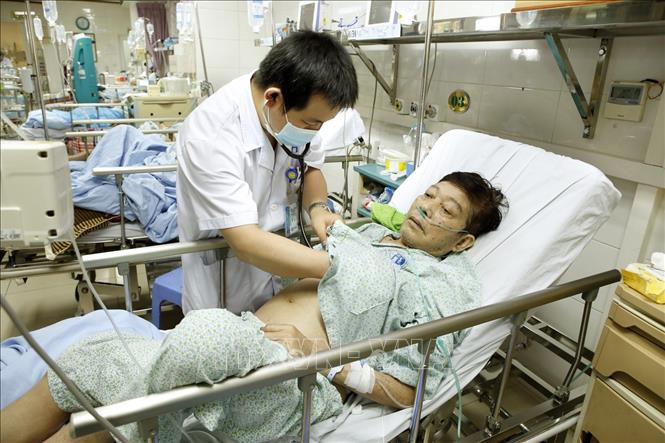 Trong ảnh: Bệnh nhân không có thẻ Bảo hiểm y tế điều trị tại khoa Hồi sức tích – Chống độc tại bệnh viện Đa khoa Xanh Pôn (bệnh viện hạng 1 của thành phố) đã phải thanh toán toàn bộ chi phí khám chữa bệnh theo mức giá mới, tác động không nhỏ tới đời sống người bệnh. Ảnh: Dương Ngọc – TTXVN