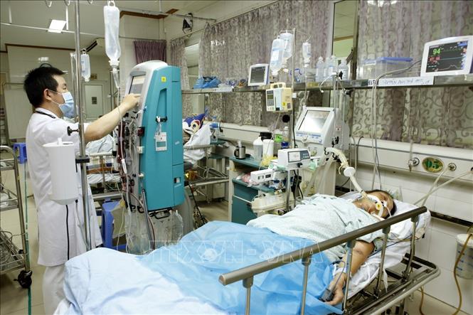 Trong ảnh: Khoa Hồi sức tích – bệnh viện Đa khoa Xanh Pôn đang điều trị cho 2 bệnh nhân nặng không có thẻ Bảo hiểm y tế, với các kỹ thuật cao như thở máy, thận lọc máu…mà bệnh nhân đang sử dụng chi phí khám chữa bệnh theo mức giá mới khoảng 20 triệu đồng/ngày; nếu có thẻ người bệnh sẽ được Quỹ Bảo hiểm y tế thanh toán tối đa 80%. Ảnh: Dương Ngọc – TTXVN