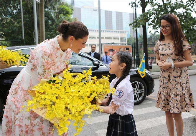 Trong ảnh: Học sinh tặng hoa cho Công chúa kế vị Thụy Điển Victoria Ingrid Alice Desiree. Ảnh: Dương Giang - TTXVN