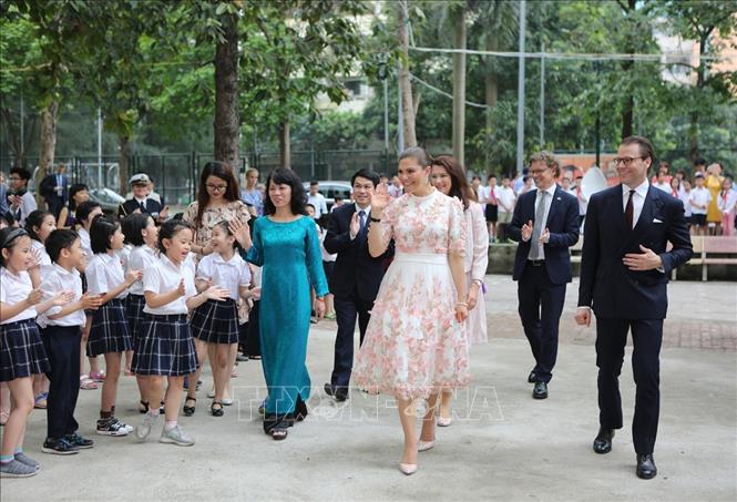 Trong ảnh: Công chúa kế vị Thụy Điển Victoria Ingrid Alice Desiree và Phu quân đến thăm trường Tiểu học, THCS và THPT Thực nghiệm Khoa học giáo dục. Ảnh: Dương Giang - TTXVN