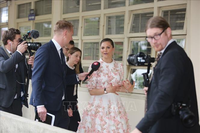 Trong ảnh: Công chúa kế vị Thụy Điển Victoria Ingrid Alice Desiree trả lời phỏng vấn khi thăm trường Tiểu học, THCS và THPT Thực nghiệm Khoa học giáo dục. Ảnh: Dương Giang - TTXVN