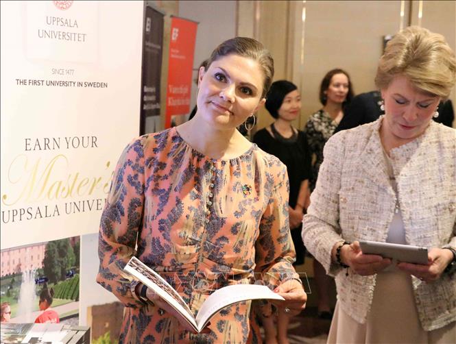 Trong ảnh: Công chúa kế vị Thụy Điển Victoria Ingrid Alice Desiree tham quan triển lãm. Ảnh: Văn Điệp – TTXVN
