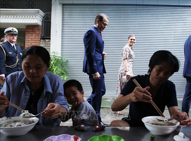 Trong ảnh: Công chúa kế vị Thụy Điển Victoria Ingrid Alice Desiree và Phu quân đến thưởng thức ẩm thực tại phố Kim Mã Thượng, Hà Nội. Ảnh: Lâm Khánh – TTXVN