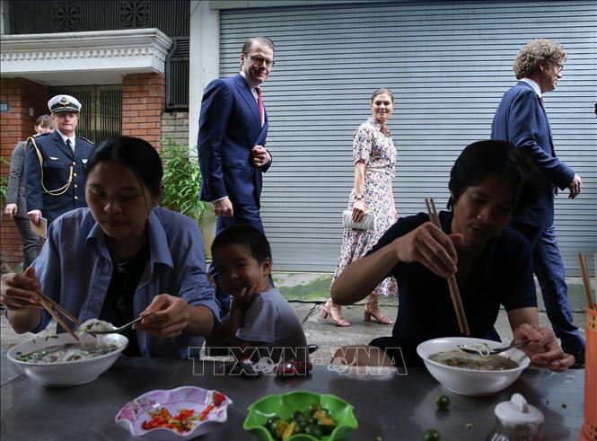 Trong ảnh: Công chúa kế vị Thụy Điển Victoria Ingrid Alice Desiree và Phu quân đến thưởng thức ẩm thực tại phố Kim Mã Thượng, Hà Nội. Ảnh: Lâm Khánh – TTXVN