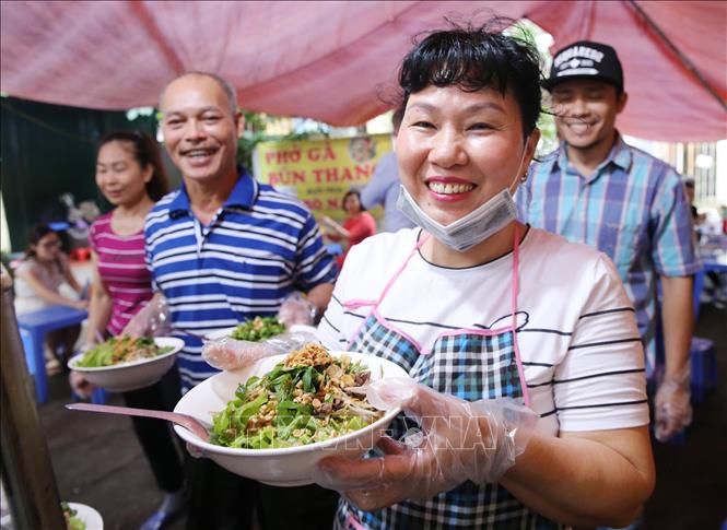 Trong ảnh: Chủ quán tại ngõ 35 phố Kim Mã Thượng giới thiệu đến khách hàng món Bún bò. Ảnh: Lâm Khánh – TTXVN