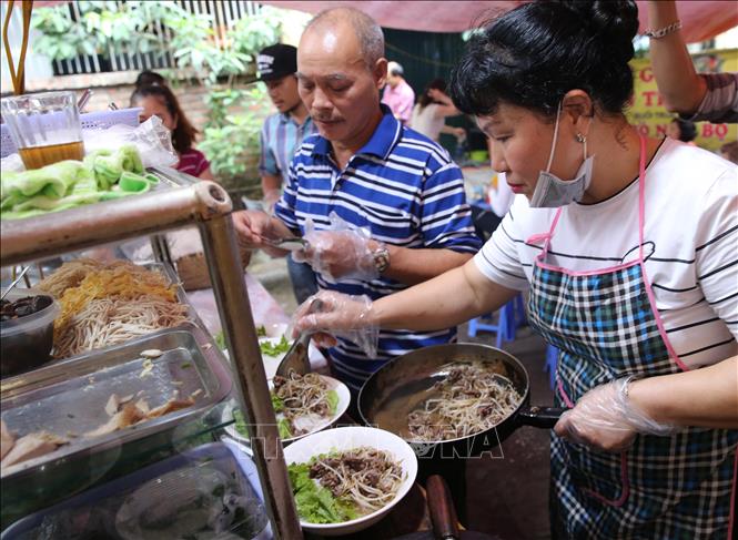 Trong ảnh: Chủ quán tại ngõ 35 phố Kim Mã Thượng chế biến món Bún bò. Ảnh: Lâm Khánh – TTXVN