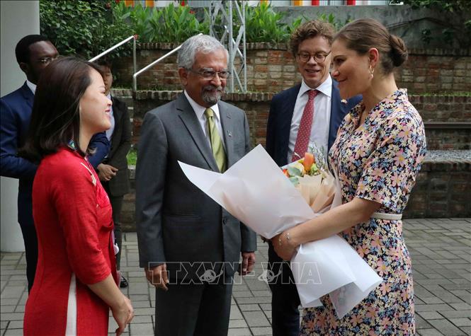 Trong ảnh: Điều phối viên Thường trú Liên hợp quốc tại Việt Nam Kamal Malhotra (thứ 2, trái sang) đón Công chúa kế vị Thụy Điển Victoria Ingrid Alice Desiree. Ảnh: Văn Điệp – TTXVN