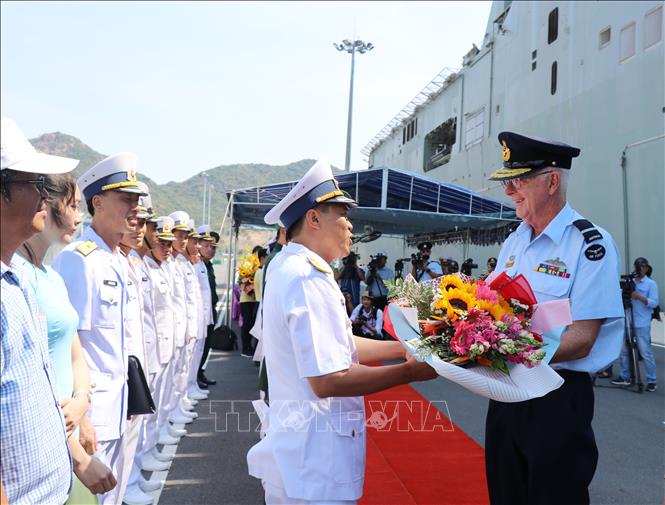 Photo: Representatives of the Vietnam Navy welcomes Rear Admiral Richard Owen at the port. VNA Photo: Tiên Minh