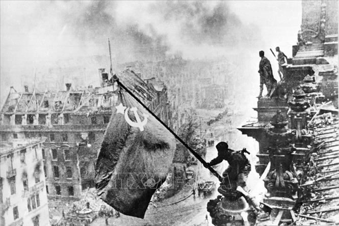 Trong ảnh: Ngày 16/4/1945, Hồng quân Liên Xô mở trận tấn công vào Berlin, sào huyệt cuối cùng của phát xít Đức và đến chiều 30/4/1945 đã chiếm được Nhà Quốc hội Đức, cắm lá cờ chiến thắng lên nóc tòa nhà này. Ảnh: Tư liệu/TTXVN phát