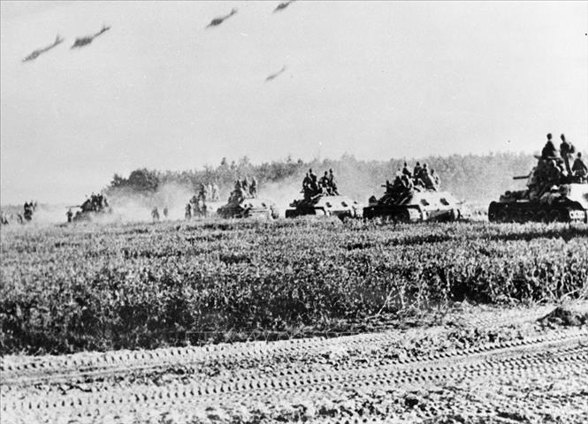 Trong ảnh: Xe tăng của Hồng quân Liên Xô tham chiến trong trận Vòng cung Kursk, ngày 12/7/1943, trận đánh sử dụng cơ giới lớn nhất trong Chiến tranh Thế giới lần thứ hai. Ảnh: Tư liệu/TTXVN phát