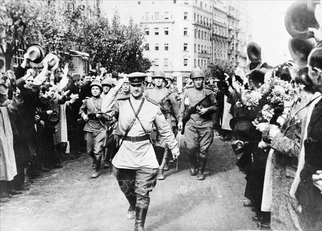 Trong ảnh: Nhân dân thủ đô Belgrad chào đón các chiến sĩ Hồng quân Liên Xô và Quân giải phóng nhân dân Nam Tư trong ngày giải phóng, 20/10/1944. Ảnh: Tư liệu/TTXVN phát