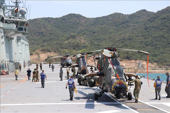 Photo: On deck of the HMAS Canberra. VNA Photo: Tiên Minh