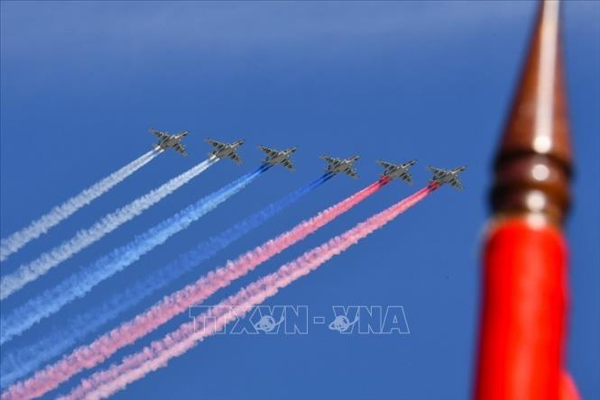 Trong ảnh: Phi đội máy bay chiến đấu Su-25 bay biểu diễn nhả khói theo màu Quốc kỳ Nga trong Lễ diễu binh kỷ niệm 73 năm Ngày Chiến thắng trong Chiến tranh Vệ quốc vĩ đại 9/5 ở Quảng trường Đỏ, thủ đô Moskva, ngày 9/5/2018. Ảnh: AFP/TTXVN phát
