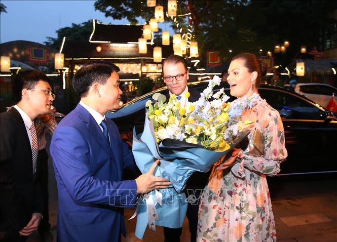 Trong ảnh: Chủ tịch Ủy ban nhân dân TP Hà Nội Nguyễn Đức Chung tặng hoa, chào mừng Công chúa kế vị Thụy Điển Victoria Ingrid Alice Desiree. Ảnh: Lâm Khánh – TTXVN