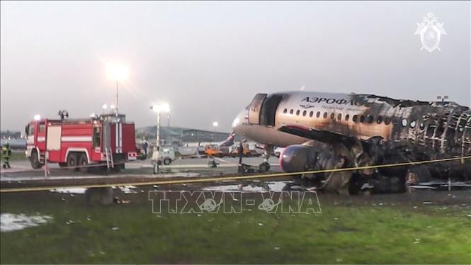 Trong ảnh: Máy bay Sukhoi Superjet 100 của Hãng hàng không Aeroflot bị phá hủy sau vụ cháy và phải hạ cánh khẩn cấp xuống sân bay Sheremetyevo, Nga ngày 5/5/2019. Ảnh: AFP/TTXVN