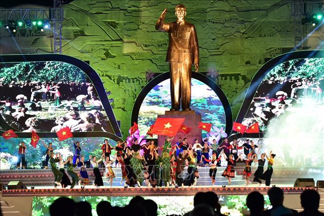 Trong ảnh: Chương trình nghệ thuật đặc sắc với chủ đề “Tây Bắc - Sơn La sáng tên Người”. Ảnh: Diệp Anh - TTXVN