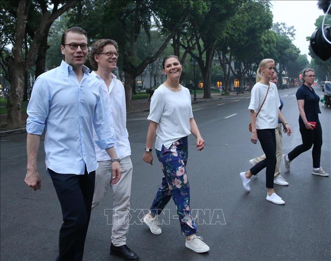 Trong ảnh: Công chúa kế vị Thụy Điển Victoria Ingrid Alice Desiree và Phu quân đi dạo trên phố Ngô Quyền, quận Hoàn Kiếm. Ảnh: Lâm Khánh – TTXVN
