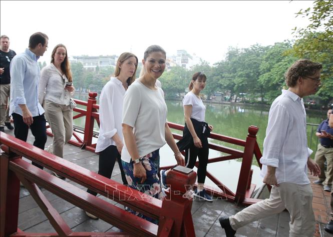 Trong ảnh: Công chúa kế vị Thụy Điển Victoria Ingrid Alice Desiree trên cầu Thê Húc, tham quan đền Ngọc Sơn. Ảnh: Lâm Khánh – TTXVN